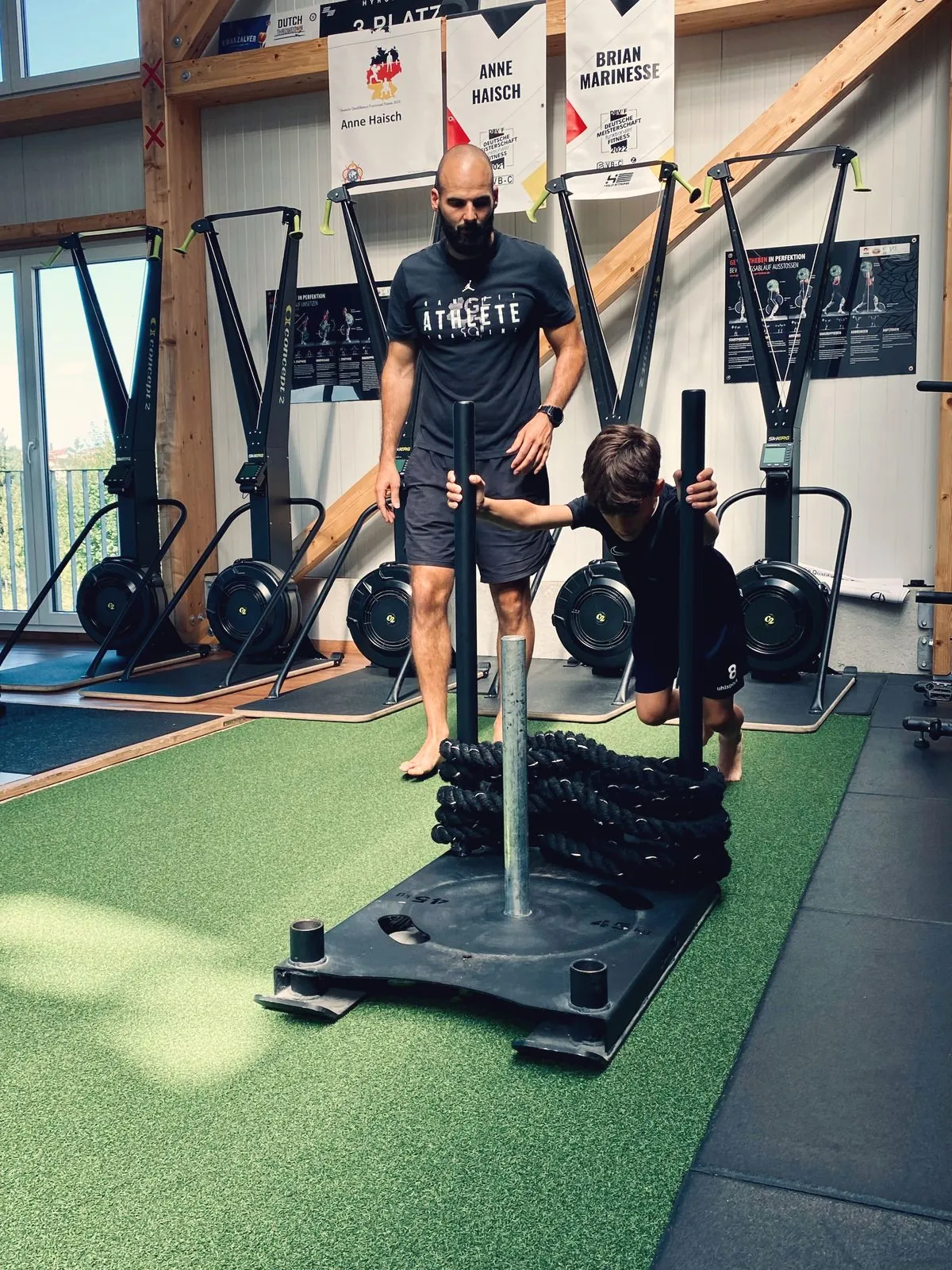 Jugendathlet beim Schlittentraining im Gamefit Athletic Camp